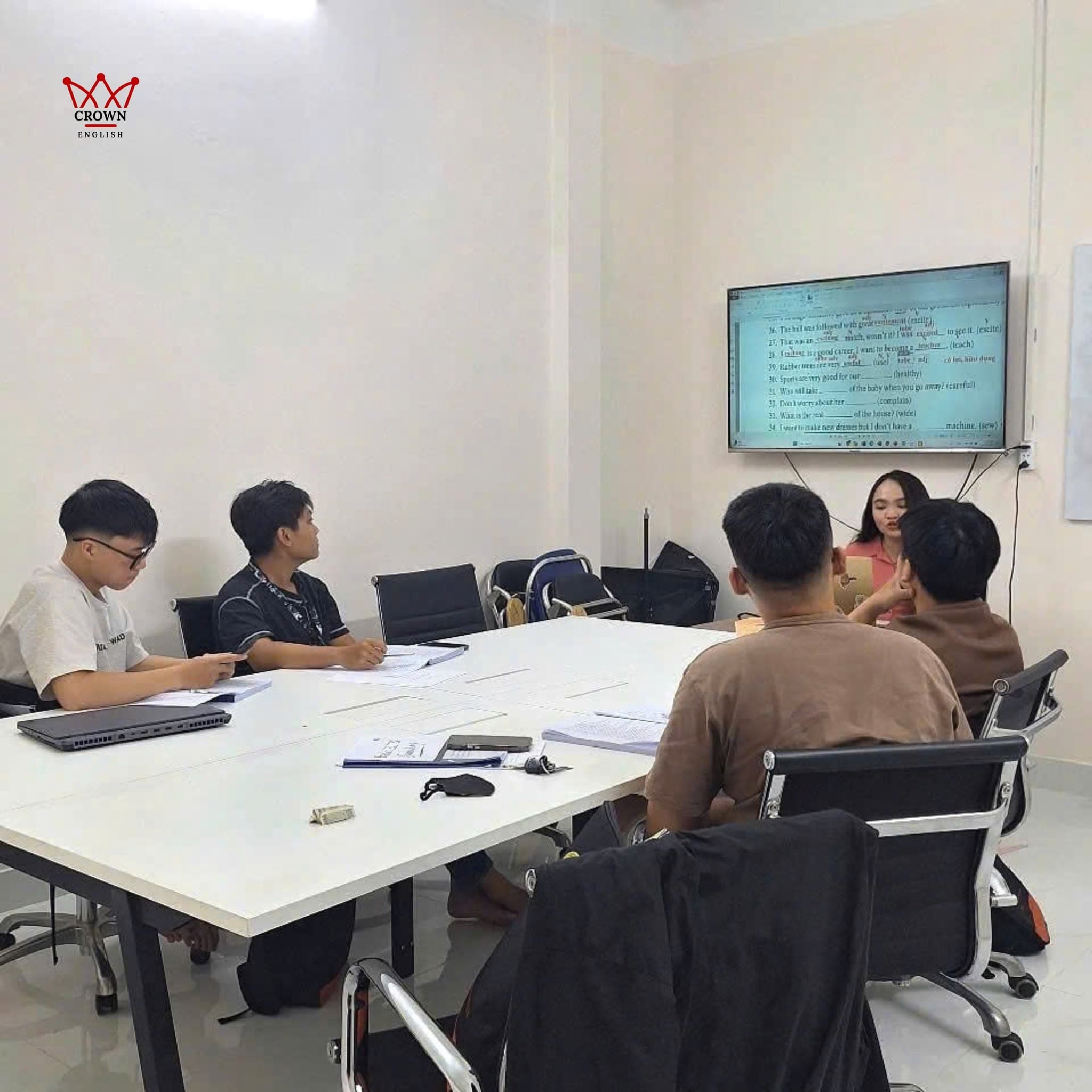 Học viên trong lớp học tại Crown English