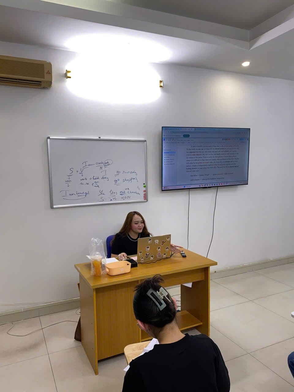 Học viên trong lớp học tại Crown English