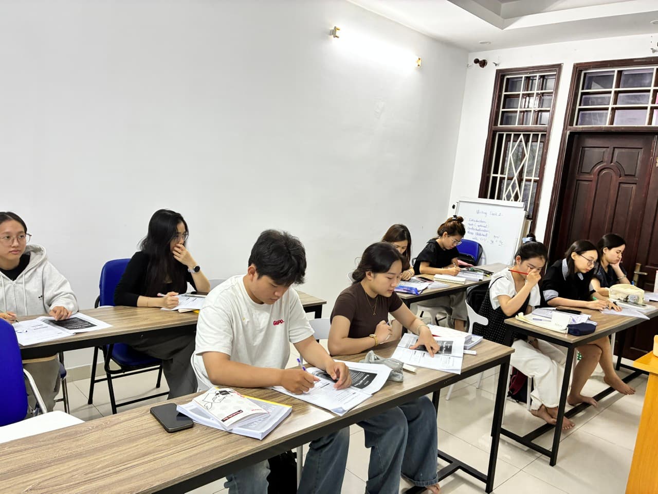 Học viên trong lớp học tại Crown English