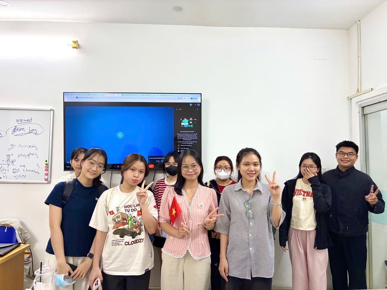 Học viên trong lớp học tại Crown English