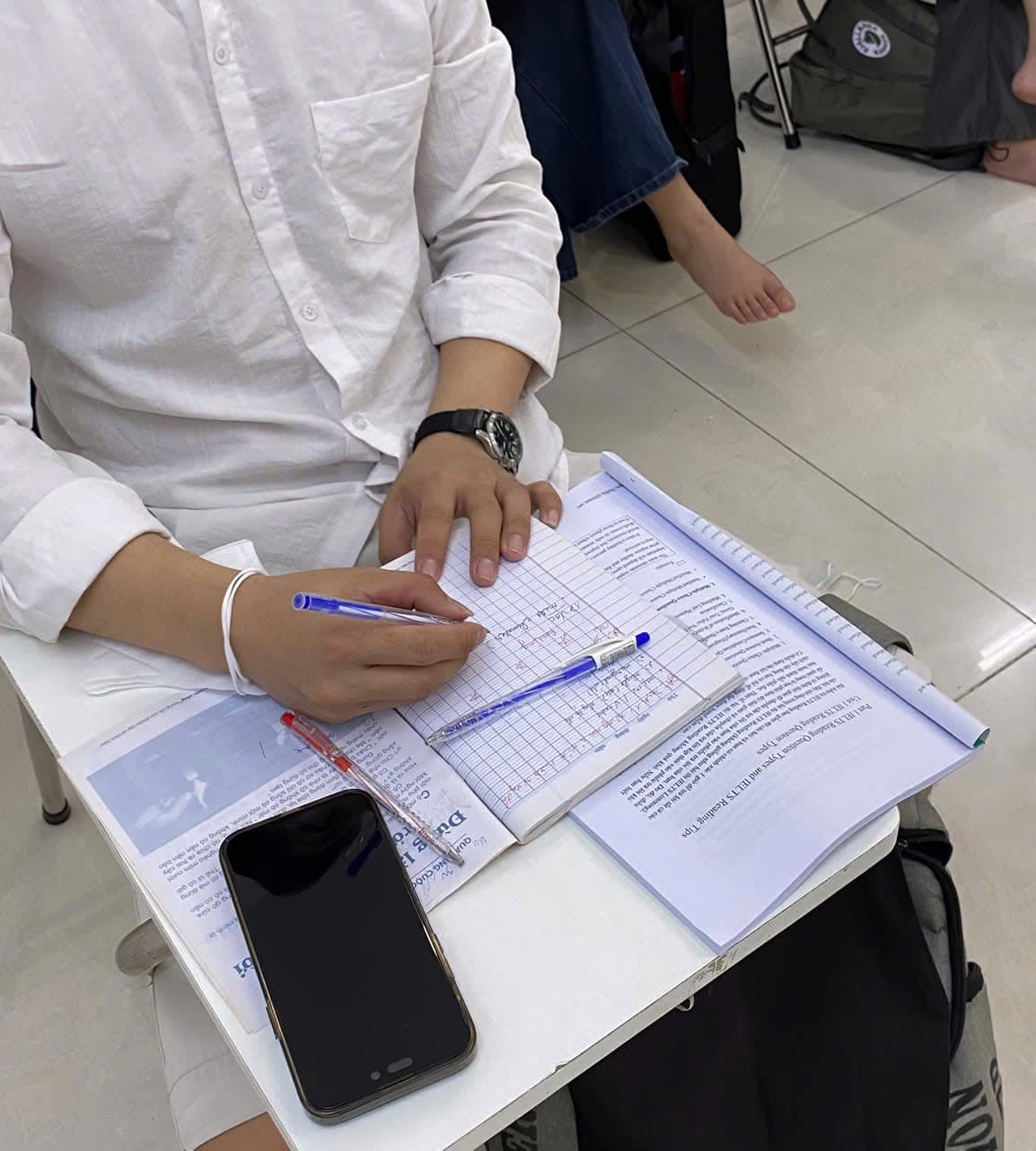 Học viên trong lớp học tại Crown English