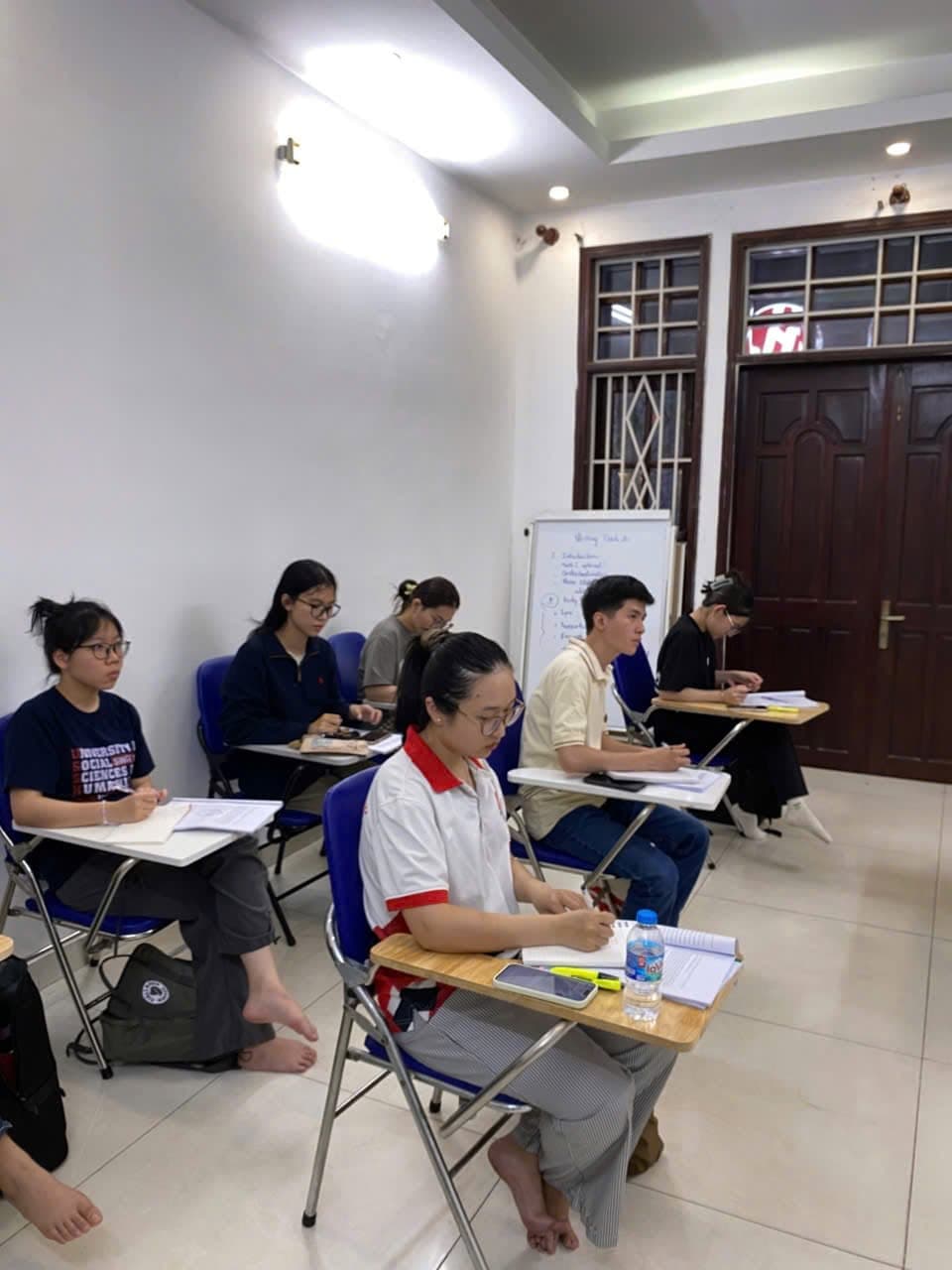 Học viên trong lớp học tại Crown English