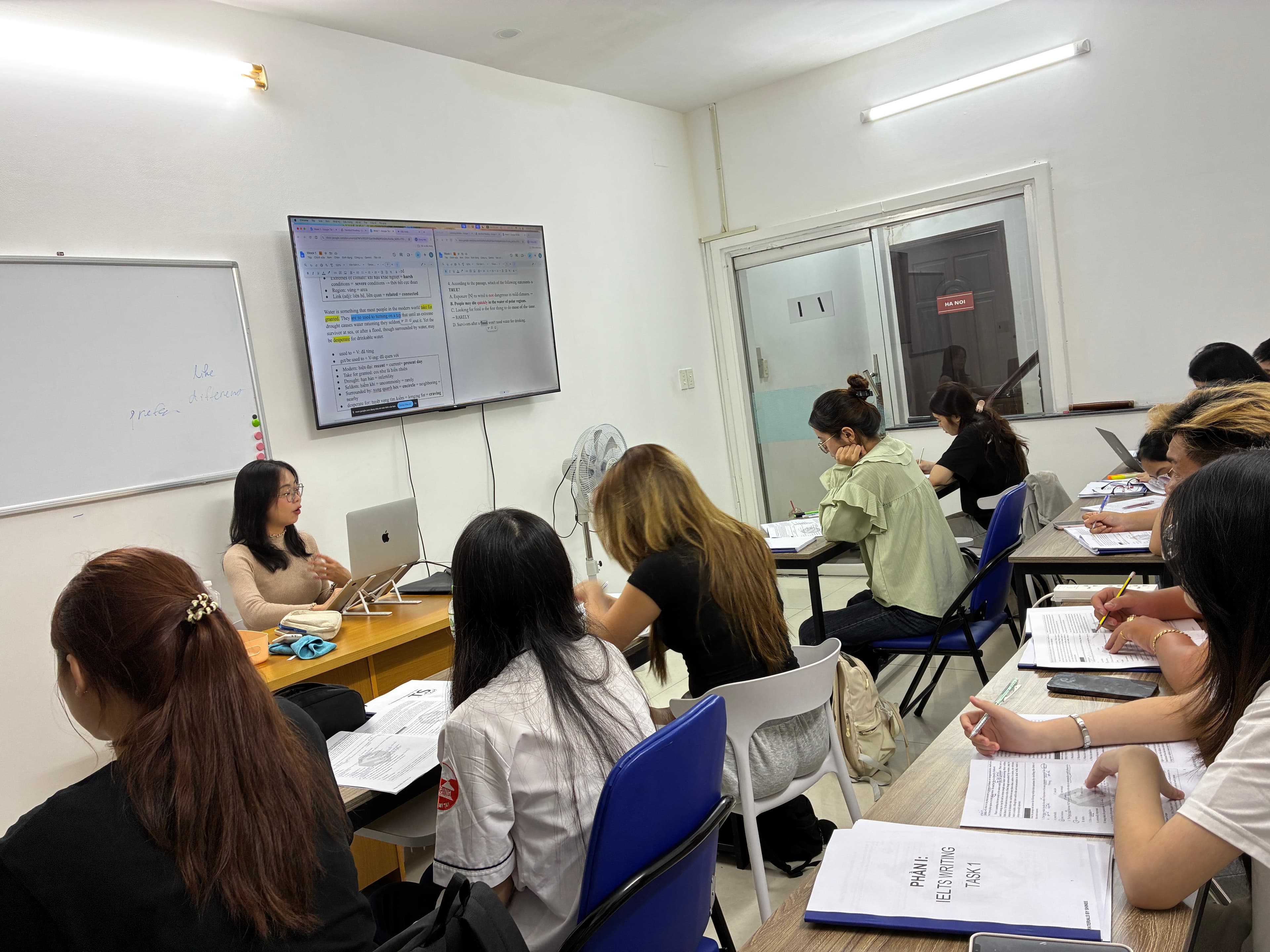 Học viên trong lớp học tại Crown English