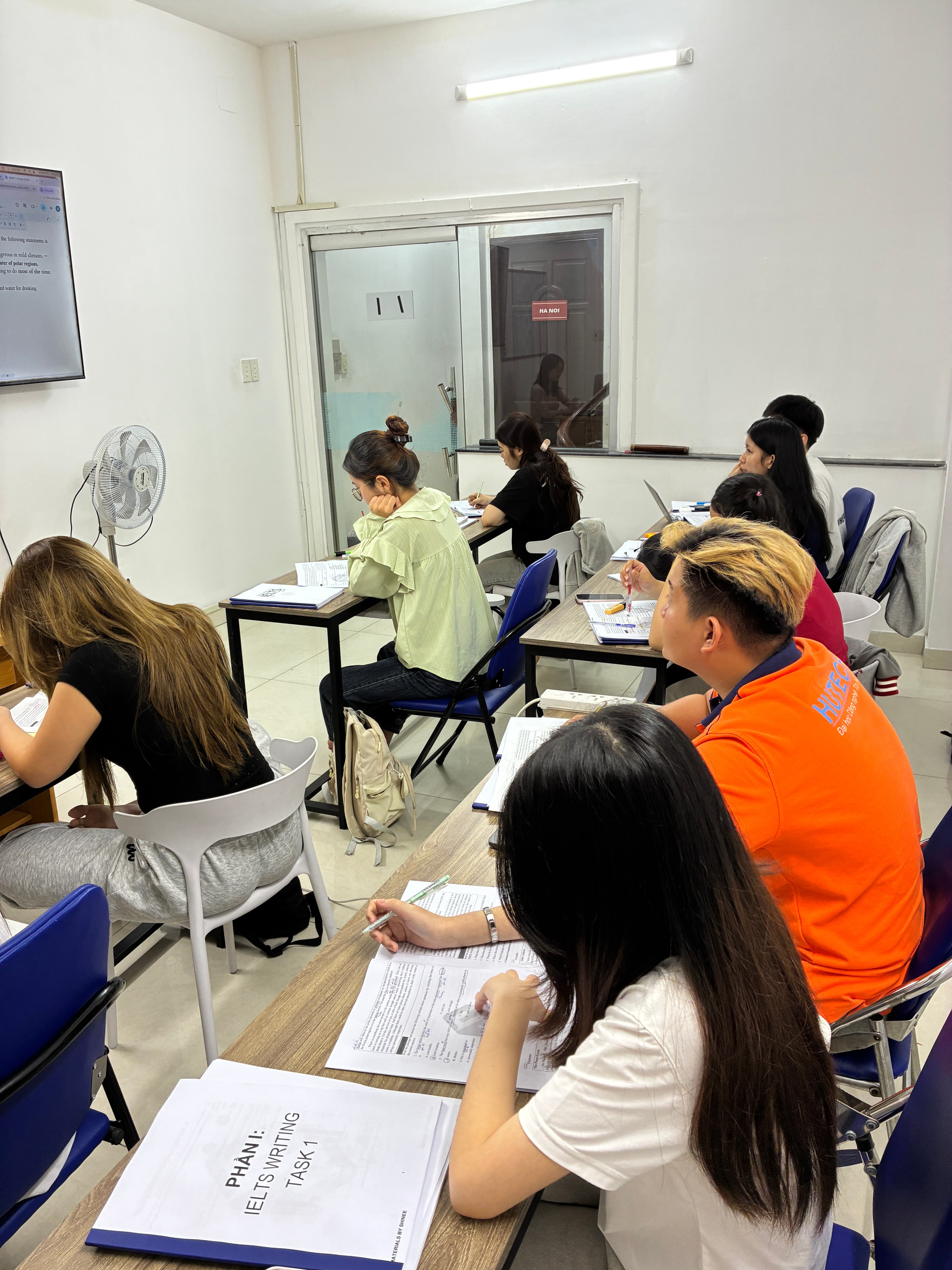 Học viên trong lớp học tại Crown English