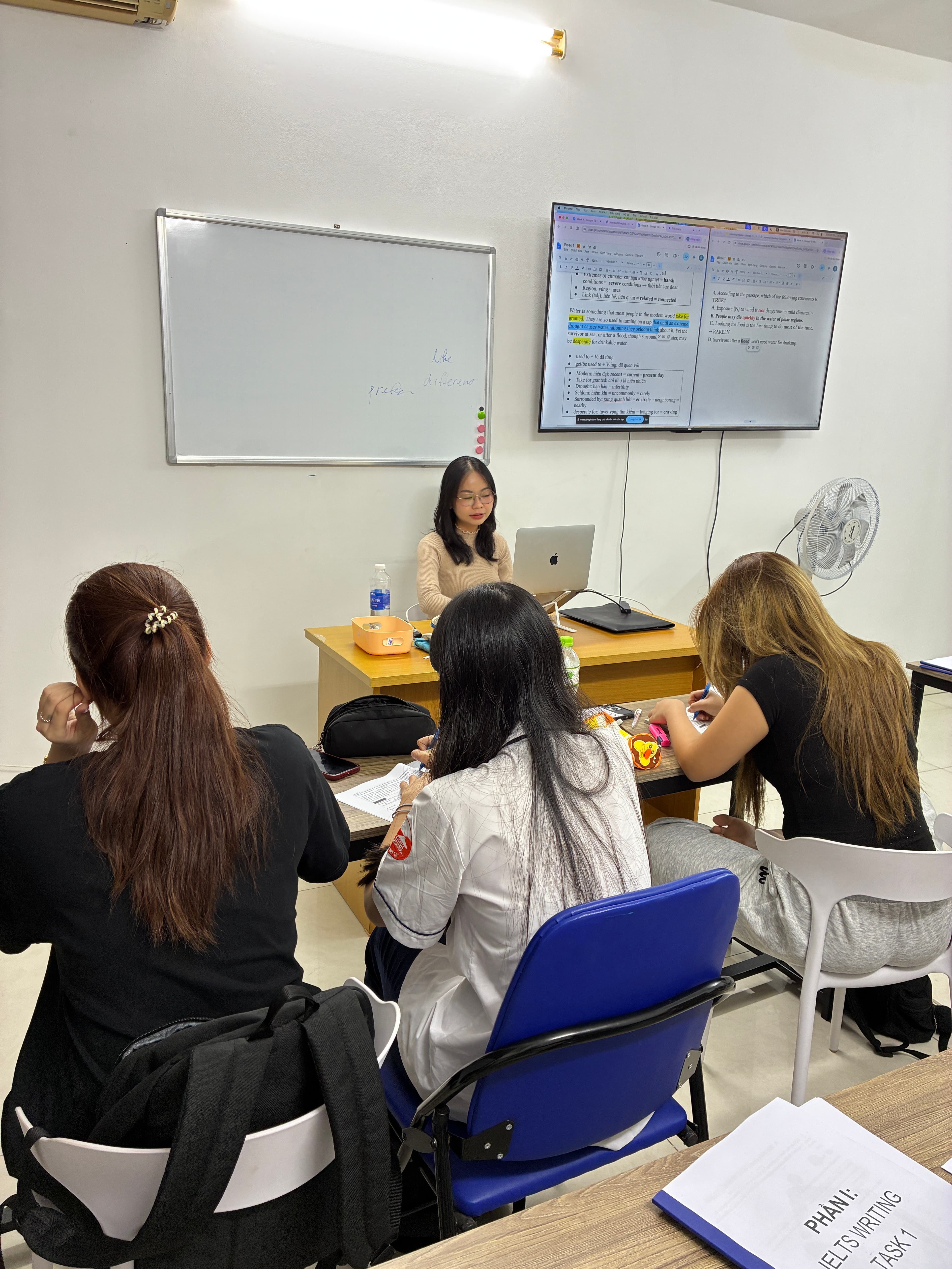 Học viên trong lớp học tại Crown English