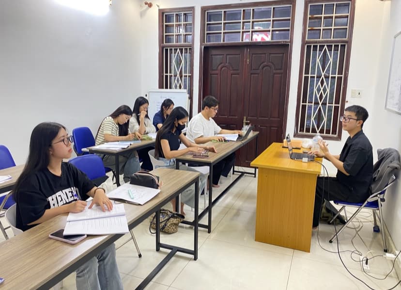 Học viên trong lớp học tại Crown English