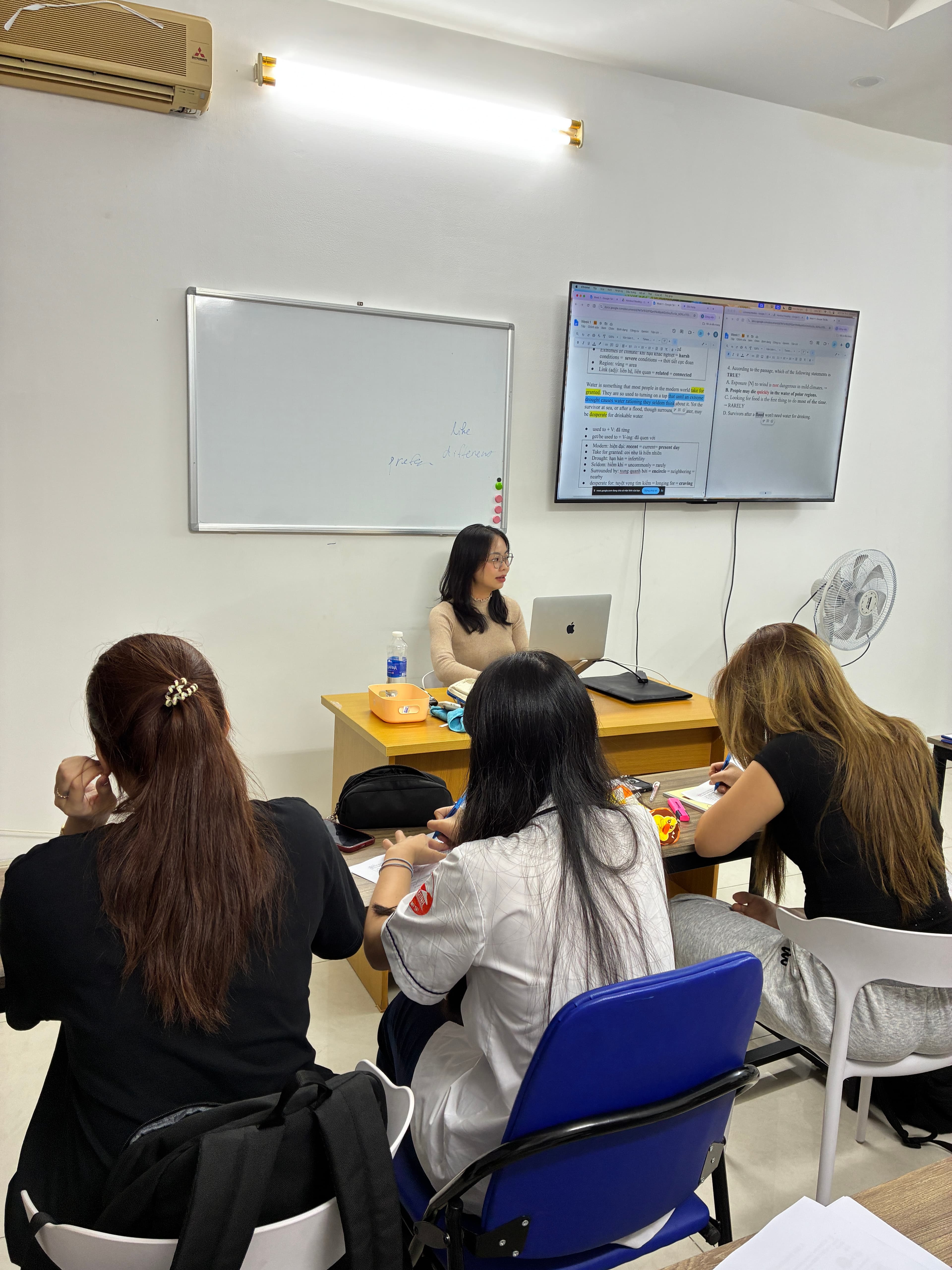 Giảng viên hướng dẫn học viên trong giờ học tại Crown English