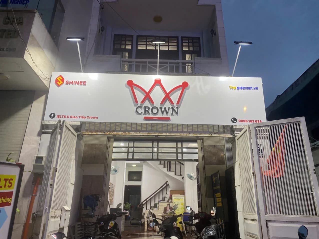 Mặt tiền trung tâm Crown English tại Nguyễn Gia Trí