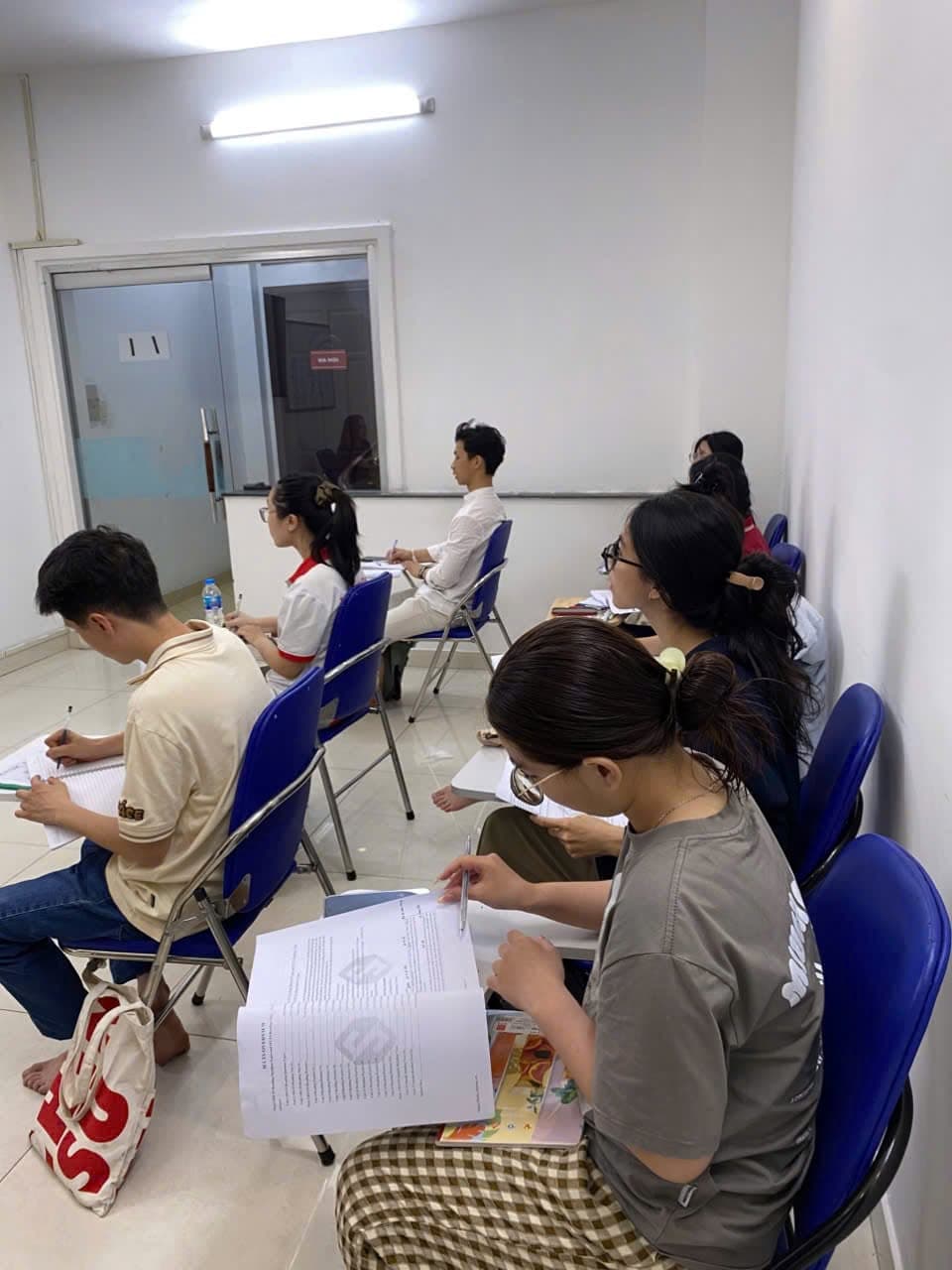 Học viên trong lớp học tại Crown English