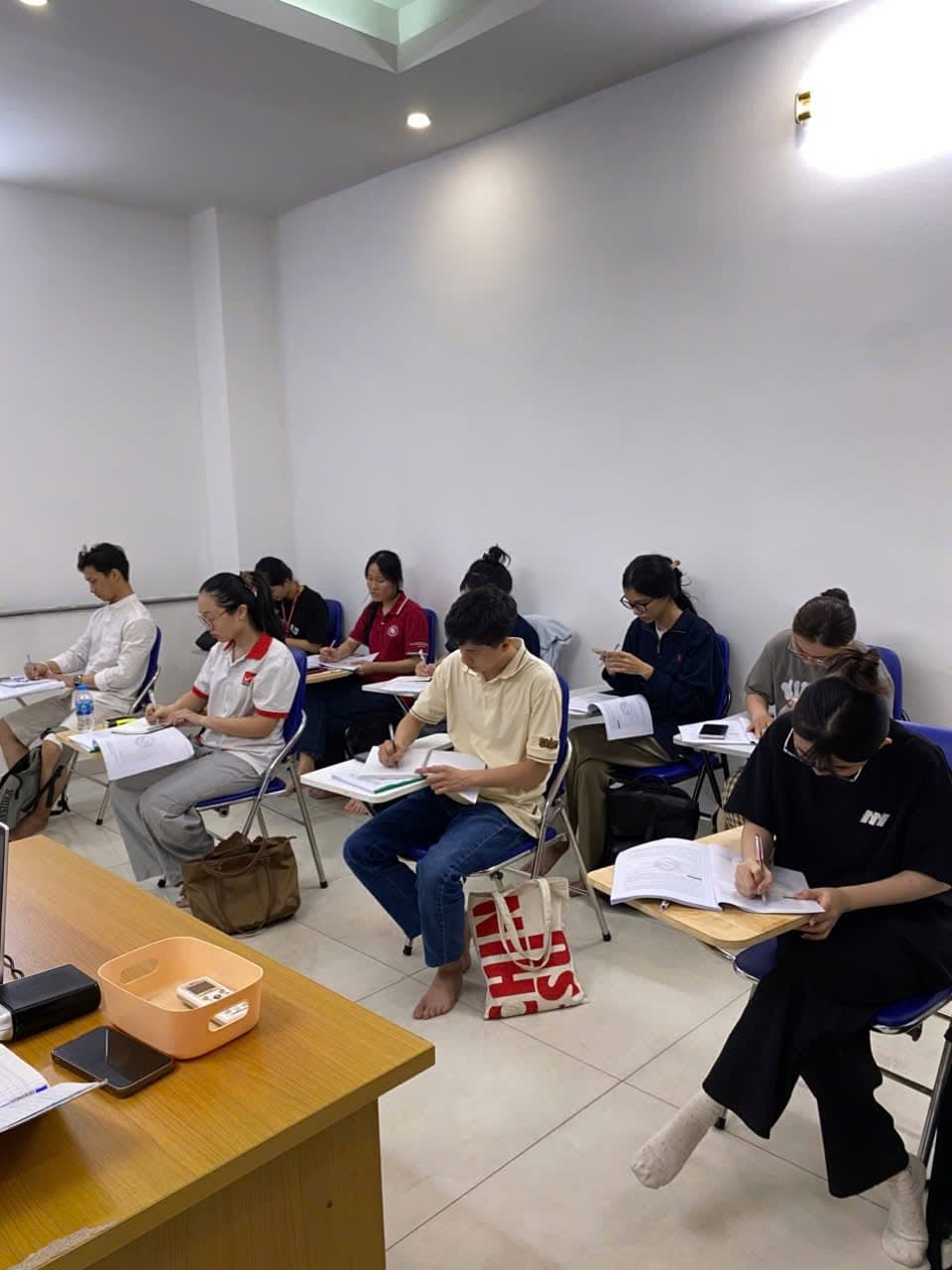 Học viên trong lớp học tại Crown English