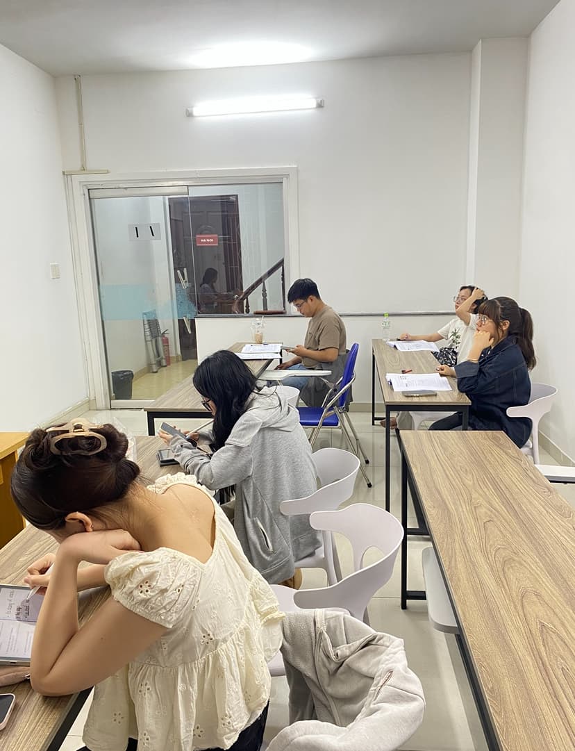 Học viên trong lớp học tại Crown English