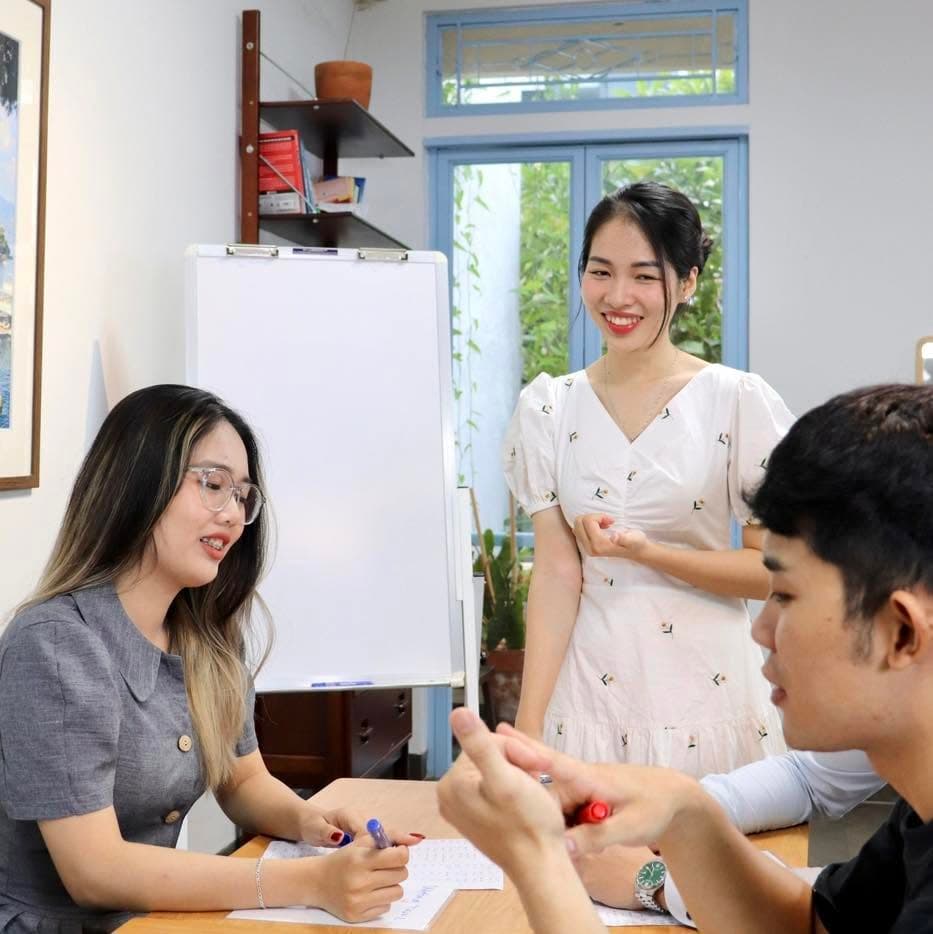 Giáo viên và học viên trong lớp học tại Crown English